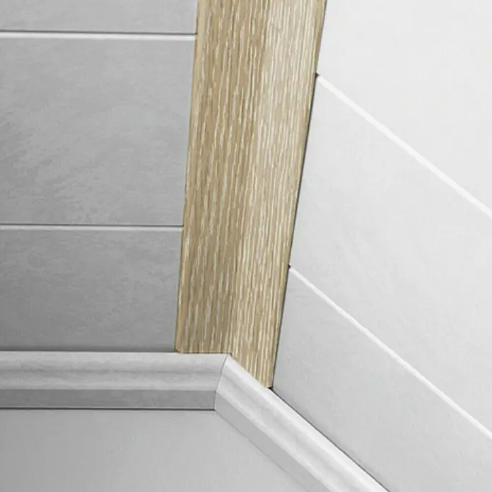 LOGOCLIC Faltleiste Eiche Spree - 260 cm x 22 mm x 22 mm - Nahaufnahme von weißen und grauen Wandpaneelen mit einer hellen Holzleiste, die ein modernes und stilvolles Innendesign präsentiert.