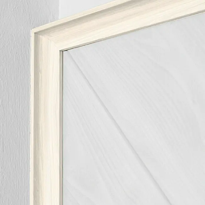 LOGOCLIC Hohlkehlleiste Buche Donau - 260 cm x 22 mm x 22 mm, MDF - Detailansicht einer eleganten, weiß lackierten Tür mit aufwendiger Rahmenverzierung, die die hochwertige Verarbeitung hervorhebt.