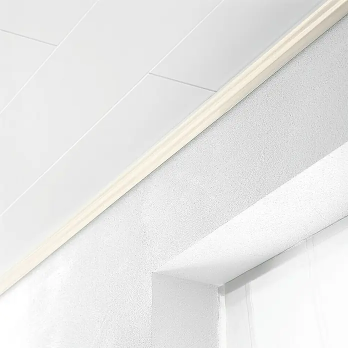 LOGOCLIC Abschlussleiste Buche Donau - L x B x H: 260 cm x 36 mm x 16 mm, MDF - Detailansicht einer Deckenverkleidung mit Holzleisten und weißer Paneeldecke, die eine moderne und helle Raumgestaltung zeigt.