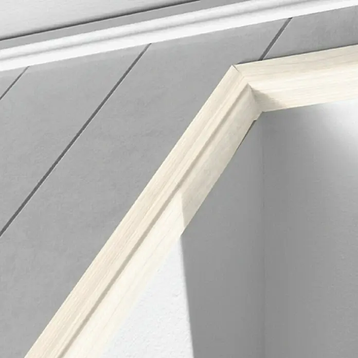LOGOCLIC Winkelleiste Buche Donau - 260 cm x 28 mm x 28 mm, MDF - Nahaufnahme einer hellen Holz-Türrahmung vor einer grauen Wand mit diagonalen Paneelen, die ein modernes und stilvolles architektonisches Detail zeigt.