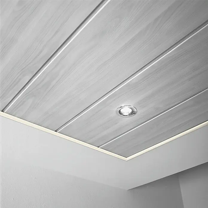 LOGOCLIC Viertelstab Buche Donau - 260 cm x 12 mm x 12 mm, MDF - Das Bild zeigt eine moderne Deckenverkleidung aus hellem Holz mit einer eingebauten LED-Leuchte, die ein minimalistisches Design unterstreicht.