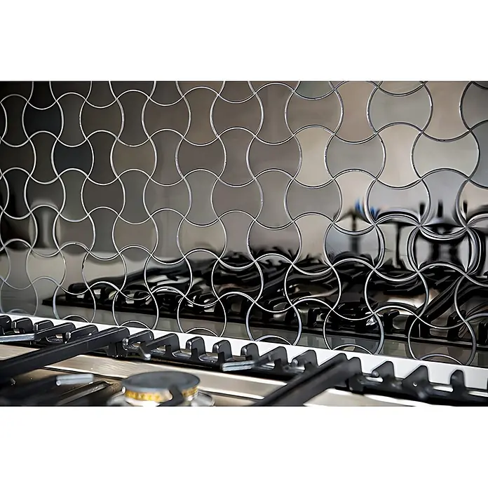 ALLOY Mosaikfliese Mosaik Fliese massiv Metall Edelstahl hochglänzend grau 1,6mm Infinit-S-S-M - 322 x 322 mm, Grau, Silber, Hochglänzend - Dunkle, reflektierende Fliesen mit Bogendesign als Küchenrückwand hinter einem Herd.