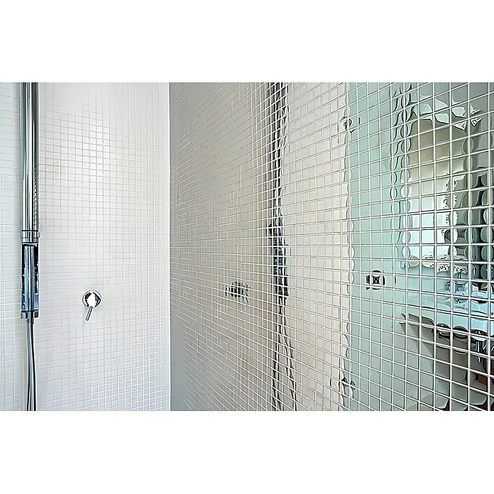 ALLOY Mosaikfliese Mosaik Fliese massiv Metall Edelstahl hochglanz grau 1,6mm Mosaic-S-S-M - 322 x 322 mm, Grau, Silber, Hochglänzend - Moderne Dusche mit weißen und reflektierenden Mosaikfliesen, ausgestattet mit einer Chrom-Duschsäule und Armatur.