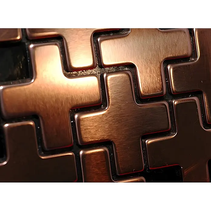 ALLOY Mosaikfliese Mosaik Fliese massiv Kupfer gewalzt kupfer 1,6mm stark Swiss Cross-CM - 322 x 322 mm, Bronze, Sonstiges - Nahaufnahme von ineinandergreifenden kupferfarbenen Metallfliesen mit gebürsteter Textur in einem Kreuzmuster.