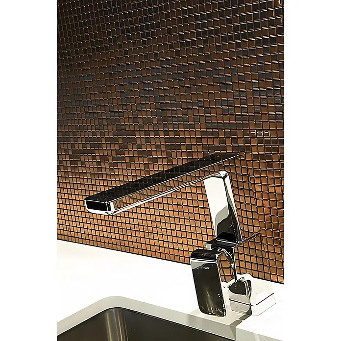 ALLOY Mosaikfliese Mosaik Fliese massiv Titan gebürstet kupfer 1,6mm stark Glomesh-Ti-AB - 316 x 316 mm, Bronze, Sonstiges - Eleganter Chrom-Wasserhahn über quadratischem Waschbecken, vor schimmerndem braunen Mosaikfliesen-Spritzschutz.