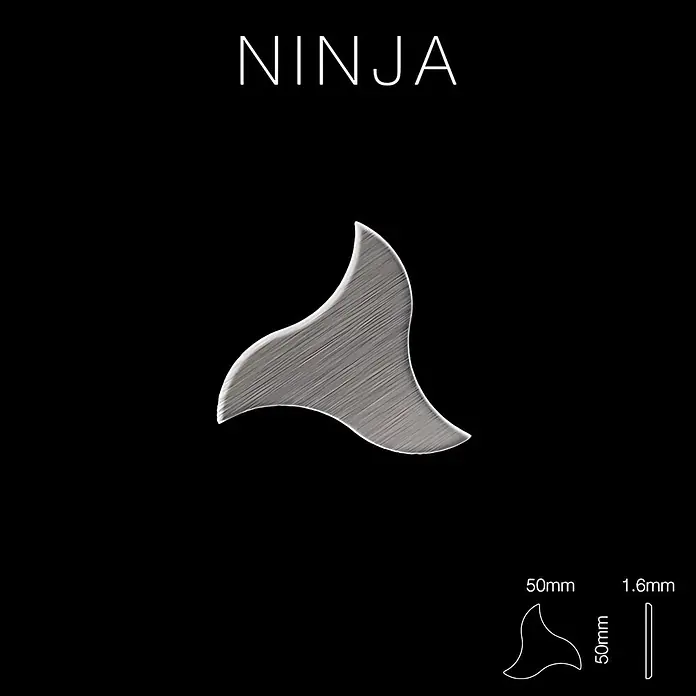 ALLOY Mosaikfliese Mosaik Fliese massiv Titan gebürstet dunkelgrau 1,6mm stark Ninja-Ti-SB - 313 x 255 mm, Schwarz, Grau, Sonstiges - Silber-graues, gebürstetes Metall-Gitarrenplektrum mit stilisiertem, wellenförmigem Design.