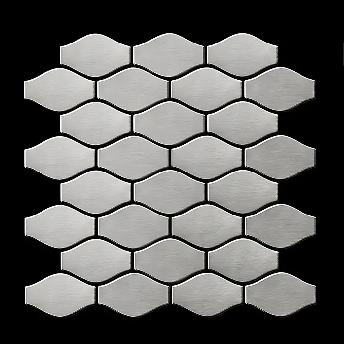 ALLOY Mosaikfliese Mosaik Fliese massiv Edelstahl gebürstet grau 1,6mm stark Karma-S-S-B - 329 x 301 mm, Grau, Silber, Sonstiges - Gebürstete silberne Metall-Ogee-Fliesen auf einer Matte, ideal für Spritzschutz oder Zierwände.