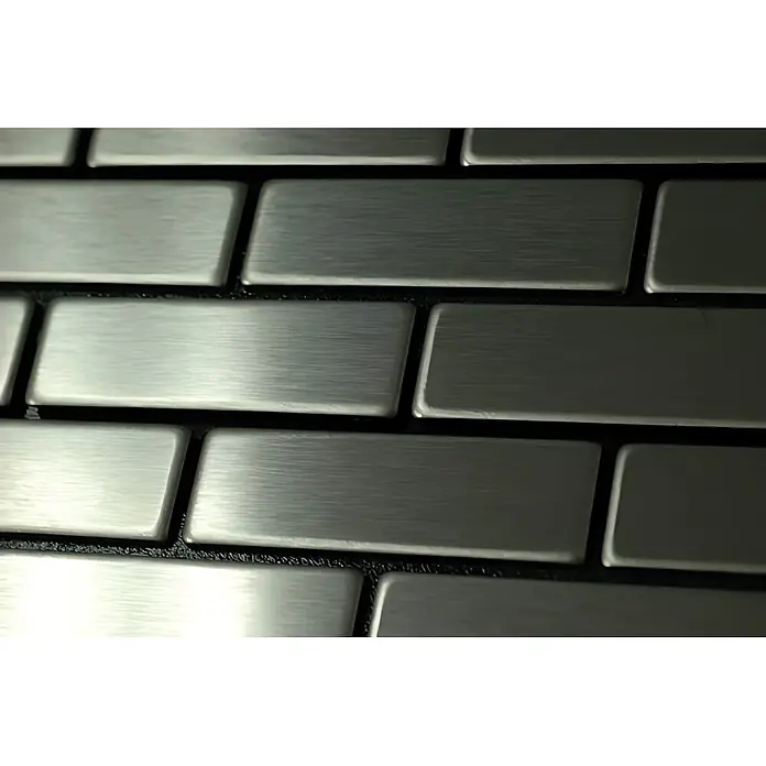 ALLOY Mosaikfliese Mosaik Fliese massiv Edelstahl marine gebürstet grau 1,6mm PK-S-S-MB - 309 x 302 mm, Grau, Silber, Blau, Sonstiges - Nahaufnahme von rechteckigen, gebürsteten silbernen Metallfliesen, versetzt angeordnet.