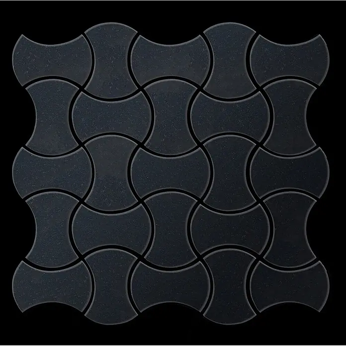 ALLOY Mosaikfliese Mosaik Fliese massiv Metall Rohstahl gewalzt grau 1,6mm stark Infinit-RS - 322 x 322 mm, Grau, Sonstiges - Dunkelgraue, ineinandergreifende Pflastersteine mit strukturierter Oberfläche, die ein kohärentes Muster für den Außenbereich bilden.