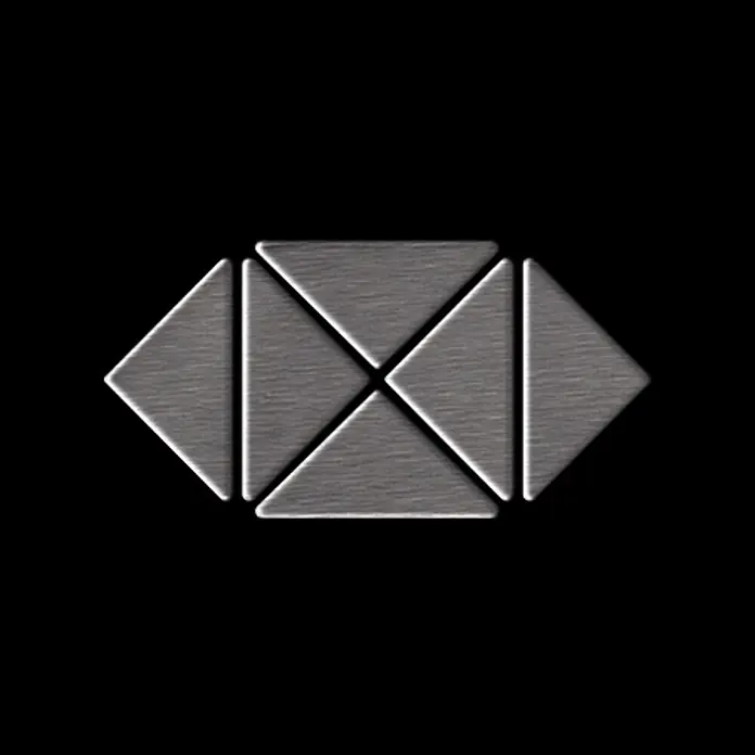 ALLOY Mosaikfliese Mosaik Fliese massiv Edelstahl marine gebürstet grau 1,6mm Deco-S-S-MB - 303 x 303 mm, Grau, Silber, Blau, Sonstiges - Gebürstetes silbernes geometrisches Emblem aus mehreren Dreiecken, das ein abstraktes Auge oder Logo bildet, auf schwarzem Hintergrund.