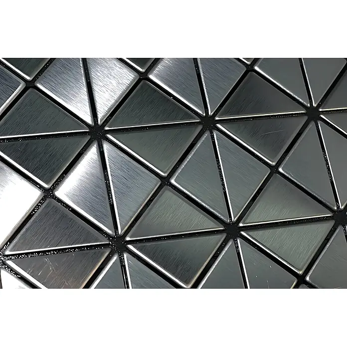 ALLOY Mosaikfliese Mosaik Fliese massiv Edelstahl gebürstet grau 1,6mm stark Deco-S-S-B - 303 x 303 mm, Grau, Silber, Sonstiges - Texturierte Metalloberfläche mit zahlreichen gebürsteten, silbernen Dreieckssegmenten, von schwarzen Linien begrenzt.