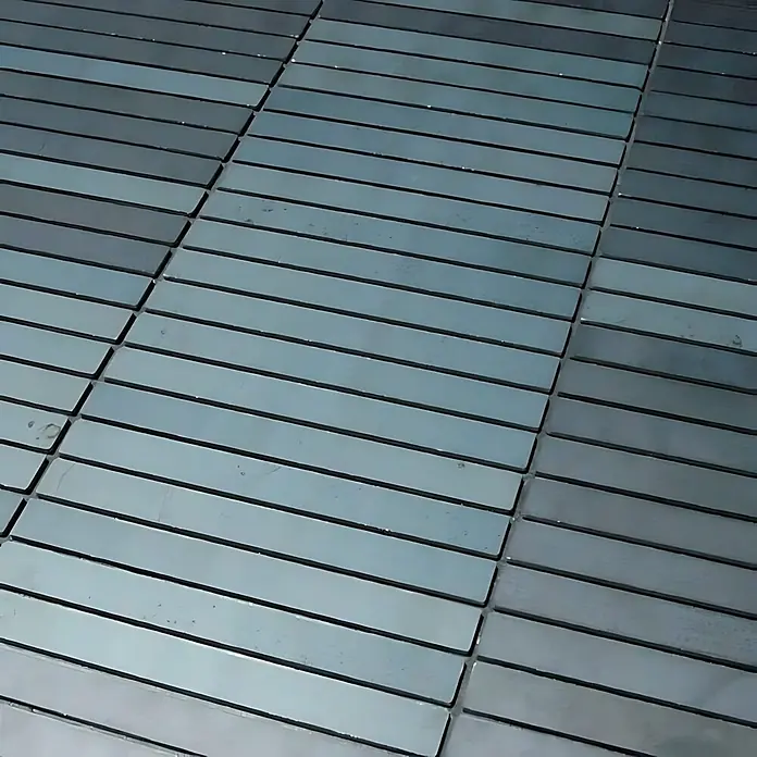 ALLOY Mosaikfliese Mosaik Fliese massiv Metall Rohstahl gewalzt grau 1,6mm stark Linear-RS - 316 x 297 mm, Grau, Sonstiges - Nahaufnahme einer Oberfläche aus grau-blauen rechteckigen Platten, in Reihen angeordnet mit sichtbaren Fugen.