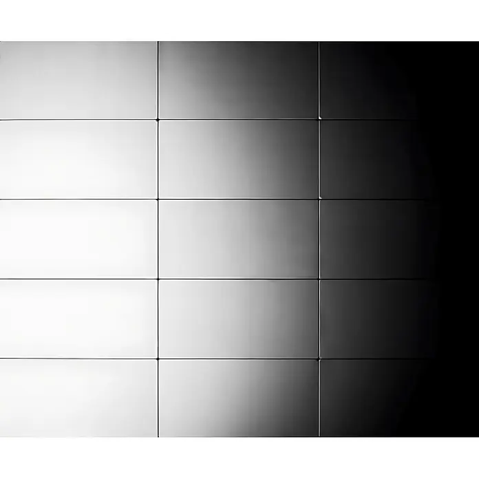 ALLOY Mosaikfliese Mosaik Fliese massiv Metall Edelstahl matt grau 1,6mm stark Bauhaus-S-S-MA - 318 x 329 mm, Grau, Silber, Matt - Glänzende Rechteckpaneele im Gittermuster, mit einem Hell-Dunkel-Verlauf.