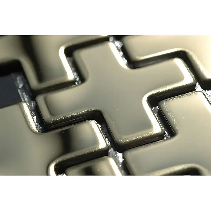 ALLOY Mosaikfliese Mosaik Fliese massiv Metall Titan hochglanz gold 1,6mm Swiss Cross-Ti-GM - 322 x 322 mm, Gold, Hochglänzend - Makroaufnahme glänzender goldener, ineinandergreifender Metallglieder mit dunklen, strukturierten Spalten.