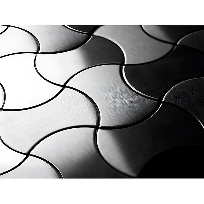 ALLOY Mosaikfliese Mosaik Fliese massiv Edelstahl marine gebürstet grau 1,6mm Infinit-S-S-MB - 322 x 322 mm, Grau, Silber, Blau, Sonstiges - Gebürstete Metall-Schuppenfliesen, reflektieren Licht in Silber- und Grautönen, bilden ein ineinandergreifendes Muster.