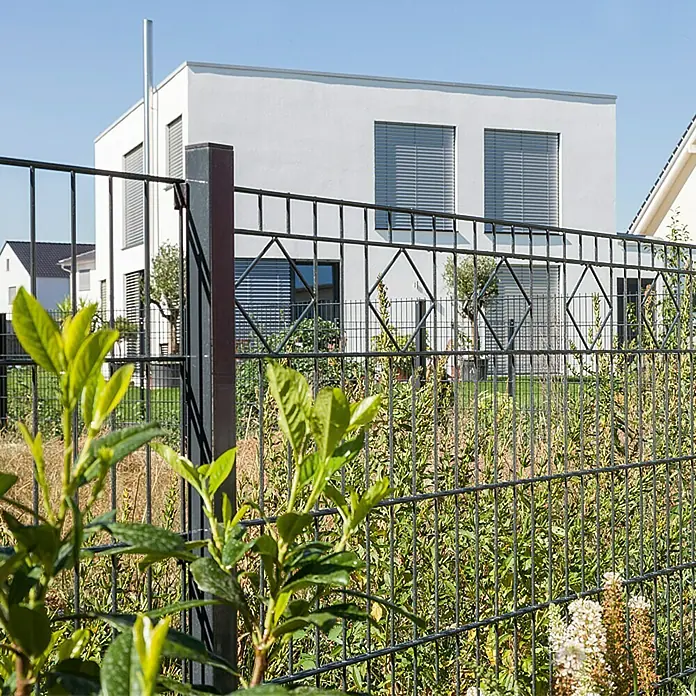 Hadra Mattenzaun - L x H: 2 x 1 m, Anthrazit - Ein stilvoller Doppelstabmattenzaun in Schwarz, der ein modernes Haus umgibt und Sicherheit mit ästhetischem Design verbindet.