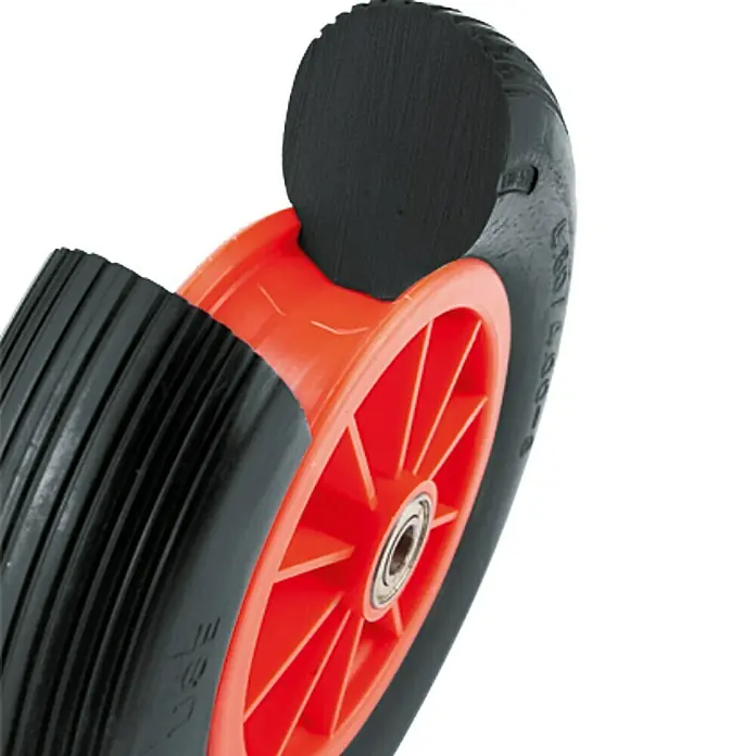 Stabilit Schubkarrenrad - Durchmesser: 39 cm, Traglast: 100 kg, Nabenbreite: 75 mm, Rillenprofil - Nahaufnahme eines schwarzen Reifens mit orangefarbener Felge. Der Reifen ist teilweise abgetrennt, um das Innere zu zeigen.