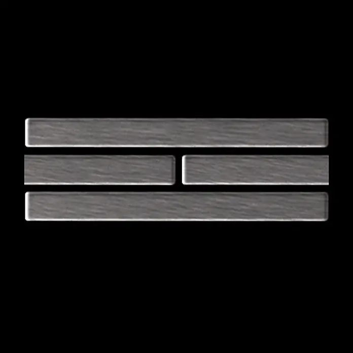 ALLOY Mosaikfliese Mosaik Fliese massiv Edelstahl gebürstet grau 1,6mm stark Deedee-S-S-B - 316 x 247 mm, Grau, Silber, Sonstiges - Strukturiertes graues Symbol aus drei horizontalen Balken, wobei der mittlere Balken in zwei Segmente geteilt ist.
