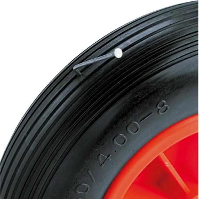Stabilit Schubkarrenrad - Durchmesser: 39 cm, Traglast: 100 kg, Nabenbreite: 75 mm, Rillenprofil - Detailansicht eines schwarzen Reifens mit einem Nagel im Gummi, montiert auf einer orangefarbenen Felge.