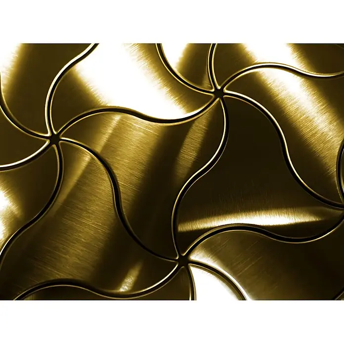 ALLOY Mosaikfliese Mosaik Fliese massiv Metall Titan gebürstet gold 1,6mm stark Ninja-Ti-GB - 313 x 255 mm, Gold, Sonstiges - Nahaufnahme goldener, gebürsteter Metallfliesen mit verschlungenem Wellenmuster und reflektierenden Akzenten.
