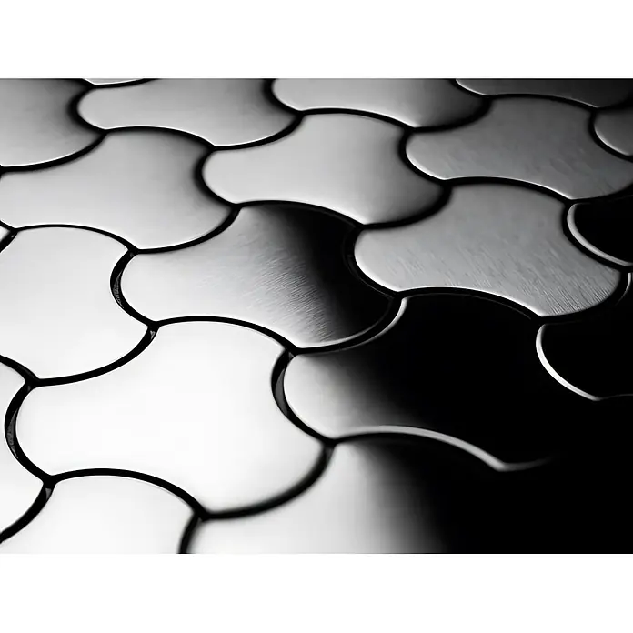 ALLOY Mosaikfliese Mosaik Fliese massiv Edelstahl gebürstet grau 1,6mm stark Ubiquity-S-S-B - 270 x 325 mm, Grau, Silber, Sonstiges - Nahaufnahme ineinandergreifender, gewellter Metallfliesen mit gebürsteter und glänzender Oberfläche, die ein Muster bilden.