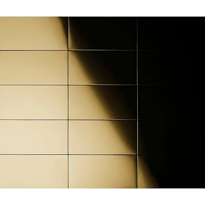 ALLOY Mosaikfliese Mosaik Fliese massiv Titan hochglänzend gold 1,6mm stark Bauhaus-Ti-GM - 318 x 329 mm, Gold, Hochglänzend - Goldene rechteckige Wandpaneele mit diagonalem Licht- und Schatteneffekt.