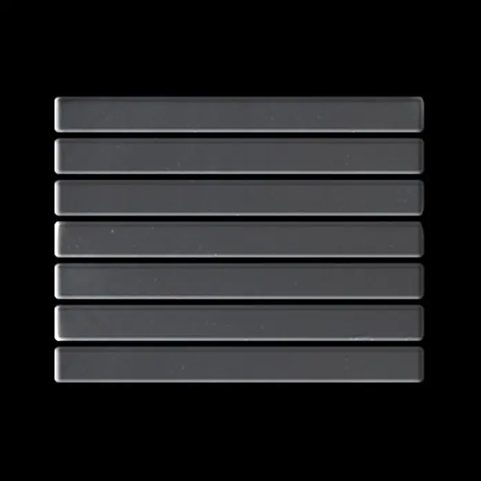 ALLOY Mosaikfliese Mosaik Fliese massiv Metall Edelstahl hochglanz grau 1,6mm Linear-S-S-M - 316 x 297 mm, Grau, Silber, Hochglänzend - Sieben horizontal gestapelte, durchscheinende dunkelgraue Rechteckleisten mit abgerundeten Ecken.