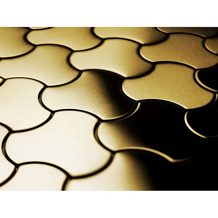 ALLOY Mosaikfliese Mosaik Fliese massiv Metall Titan gebürstet gold 1,6mm stark Ubiquity-Ti-GB - 270 x 325 mm, Gold, Sonstiges - Nahaufnahme ineinandergreifender goldener Muschelfliesen mit gebürsteter Metalloberfläche.