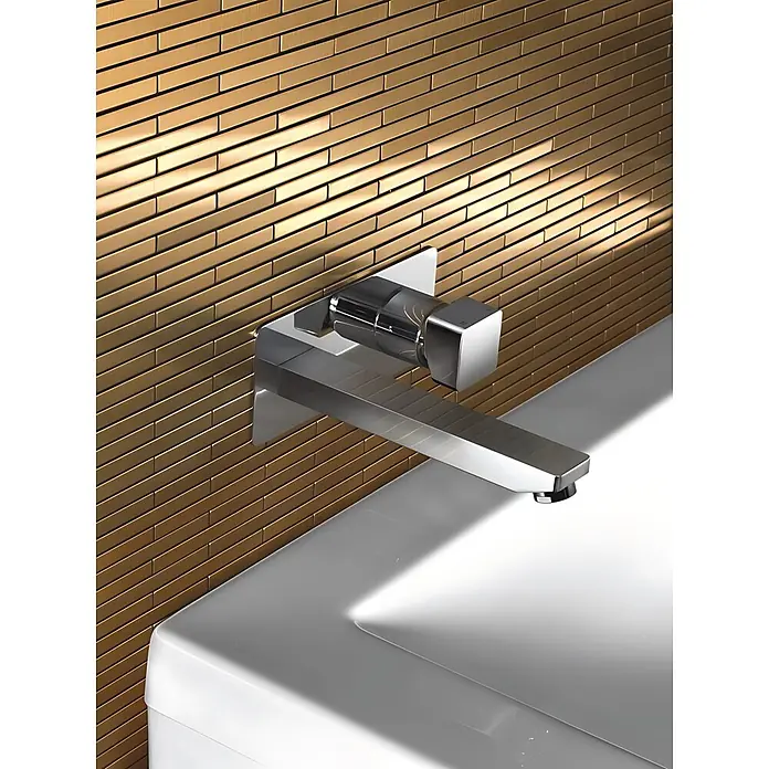 ALLOY Mosaikfliese Mosaik Fliese massiv Metall Titan gebürstet gold 1,6mm stark Deedee-Ti-GB - 316 x 247 mm, Gold, Sonstiges - Elegante, wandmontierte Chromarmatur über einem modernen weißen Waschbecken, vor einer goldenen Fliesenwand.