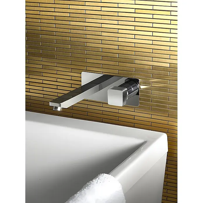 ALLOY Mosaikfliese Mosaik Fliese massiv Metall Titan gebürstet gold 1,6mm stark Deedee-Ti-GB - 316 x 247 mm, Gold, Sonstiges - Schlanke verchromte Wandarmatur mit quadratischem Griff über einem weißen Waschbecken, vor einer glänzenden Goldfliesenwand.