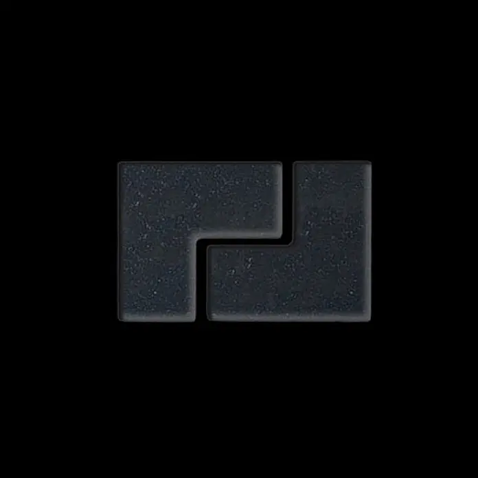 ALLOY Mosaikfliese Mosaik Fliese massiv Metall Rohstahl gewalzt grau 1,6mm stark Kink-RS - 307 x 304 mm, Grau, Sonstiges - Zwei ineinandergreifende, dunkelgraue, steinartige L-förmige Puzzleteile.