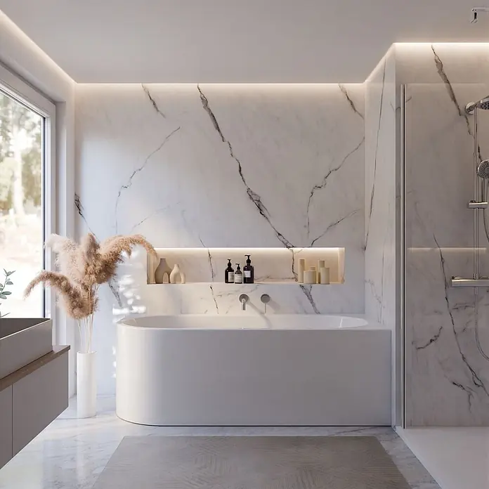Interpromo Badewanne Rio Canto Rechts 170x75 cm Komplettset Weiß - 1.700 x 750 cm, Sanitäracryl, Weiß - Weiße ovale freistehende Badewanne in einem modernen Badezimmer mit Marmorwänden und indirekter Beleuchtung.