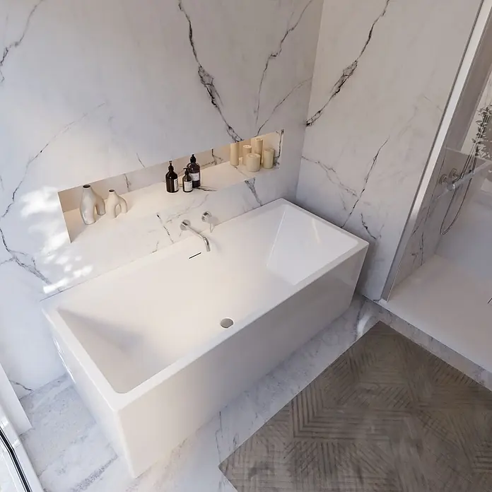 Interpromo Badewanne Tiber 170x75 cm Vorwand Set Weiß - Sanitäracryl, Weiß - Weiße rechteckige Badewanne in einem modernen Badezimmer mit Marmorwänden und einer eingebauten Ablage.