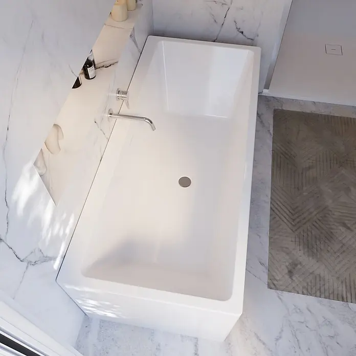 Interpromo Badewanne Tiber 170x75 cm Vorwand Set Weiß - Sanitäracryl, Weiß - Weiße, rechteckige Badewanne mit Chromarmatur, in einem modernen Marmorbad integriert.