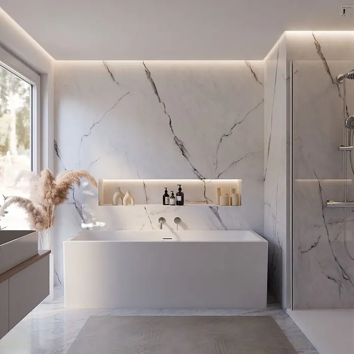 Interpromo Badewanne Tiber 170x75 cm Vorwand Set Weiß - Sanitäracryl, Weiß - Modernes Badezimmer mit freistehender Wanne, Marmorwänden und Glasduschkabine, beleuchtet durch indirektes Licht.