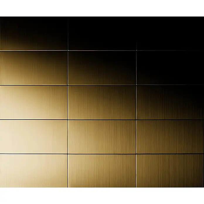 ALLOY Mosaikfliese Mosaik Fliese massiv Metall Titan gebürstet gold 1,6mm stark Subway-Ti-GB - 76 x 152 mm, Gold, Sonstiges - Gebürstete Metallpaneele in Goldton, in einem Gittermuster mit Hell-Dunkel-Verlauf angeordnet.