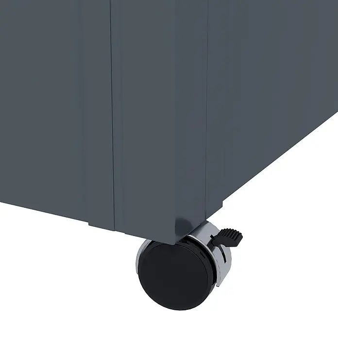 Outsunny Garten-Aufbewahrungsbox - Dunkelgrau, Stahl - Nahaufnahme einer dunkelgrauen Einheit mit einem schwarzen Lenkrollenrad, das ein Chromgehäuse und einen schwarzen Feststellhebel aufweist.