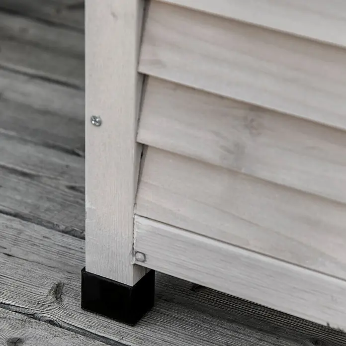 Outsunny Garten-Aufbewahrungsbox - Hellgrau, Holz - Untere Ecke eines hellgrauen Holz-Outdoor-Schrankes mit schwarzem Schutzfuß auf Terrassendielen.