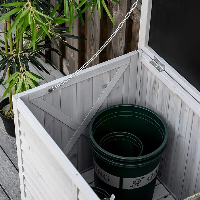 Outsunny Garten-Aufbewahrungsbox - Hellgrau, Holz - Helle Holz-Gartenaufbewahrungsbox, offen, mit schwarzem Kreidetafeldeckel und dunkelgrünen Töpfen darin.