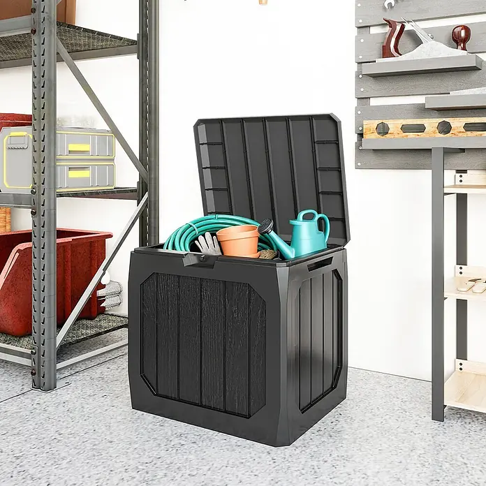 Outsunny Garten-Aufbewahrungsbox - Schwarz, Kunststoff - Schwarze Outdoor-Aufbewahrungsbox mit offenem Deckel, gefüllt mit Gartenschlauch, Topf, Gießkanne und Handschuhen, in einer Garage.