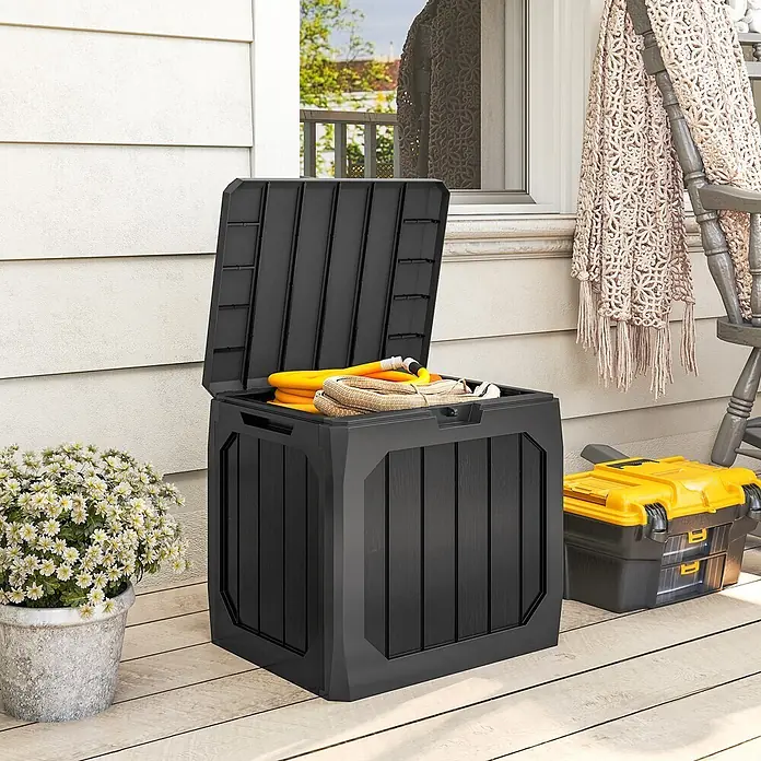 Outsunny Garten-Aufbewahrungsbox - Schwarz, Kunststoff - Schwarze Outdoor-Aufbewahrungsbox mit offenem Deckel, gefüllt mit Gartenschlauch und Seil, auf Holzterrasse.