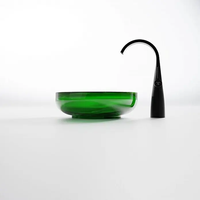 Vola Waschtisch - 0 x 0 cm - Modernes grünes Glaswaschbecken neben einem eleganten schwarzen, gebogenen Wasserhahn.