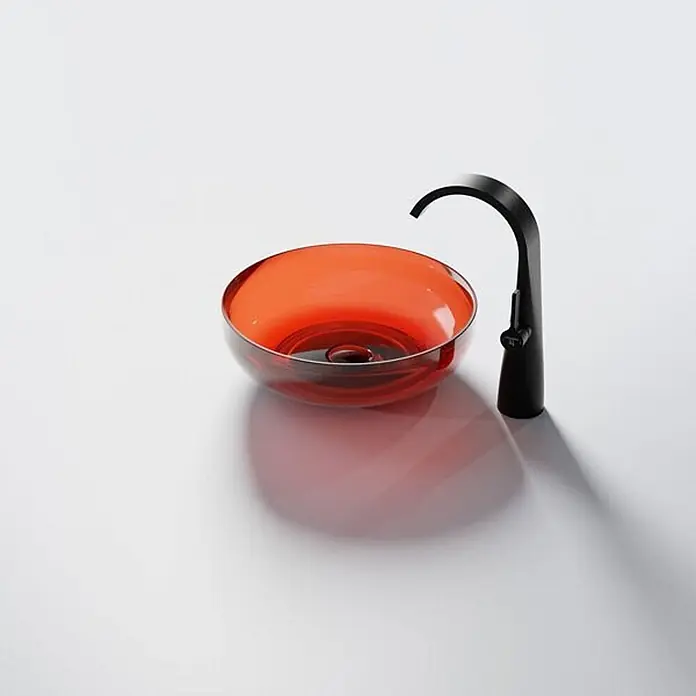 Vola Waschtisch -  - Moderner schwarzer Wasserhahn neben einem runden, durchscheinenden rot-orangen Glaswaschbecken.