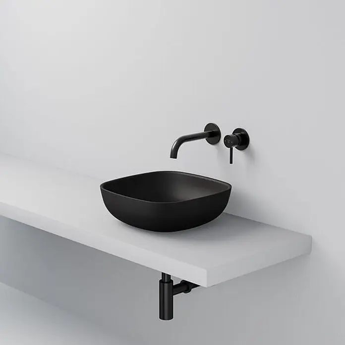 Vola Waschtisch - 0 x 0 cm - Schwarzes quadratisches Aufsatzwaschbecken mit schwarzem Wandhahn und schwarzem Siphon auf weißer schwebender Ablage.