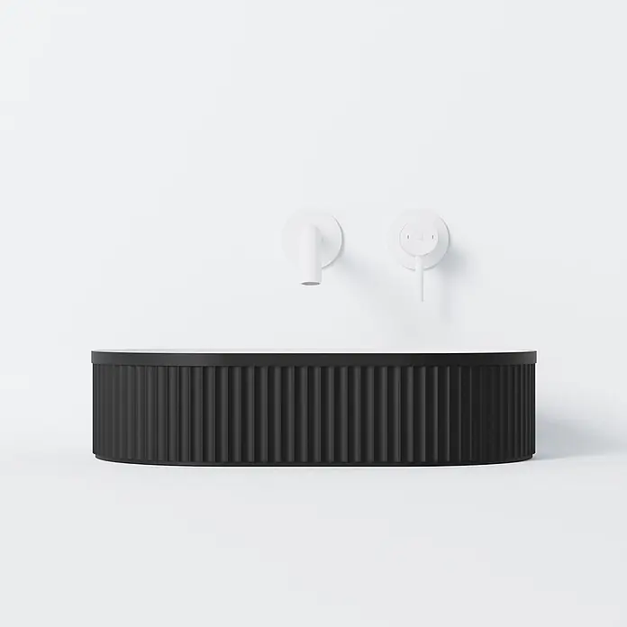Vola Waschtisch - 0 x 0 cm - Schwarzes gerilltes ovales Waschbecken mit weißem Wandhahn und Regler.