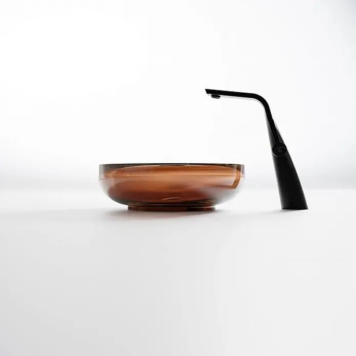 Vola Waschtisch -  - Braunes Glas-Waschbecken mit einem eleganten schwarzen Wasserhahn.