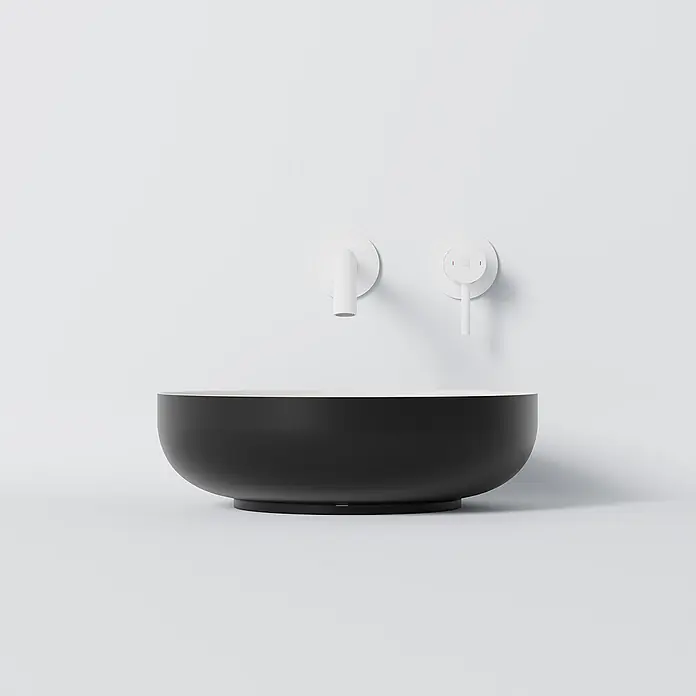 Vola Waschtisch - 0 x 0 cm - Schwarzes schalenförmiges Waschbecken mit weißer Wandarmatur und Heiß-/Kaltwasserreglern.