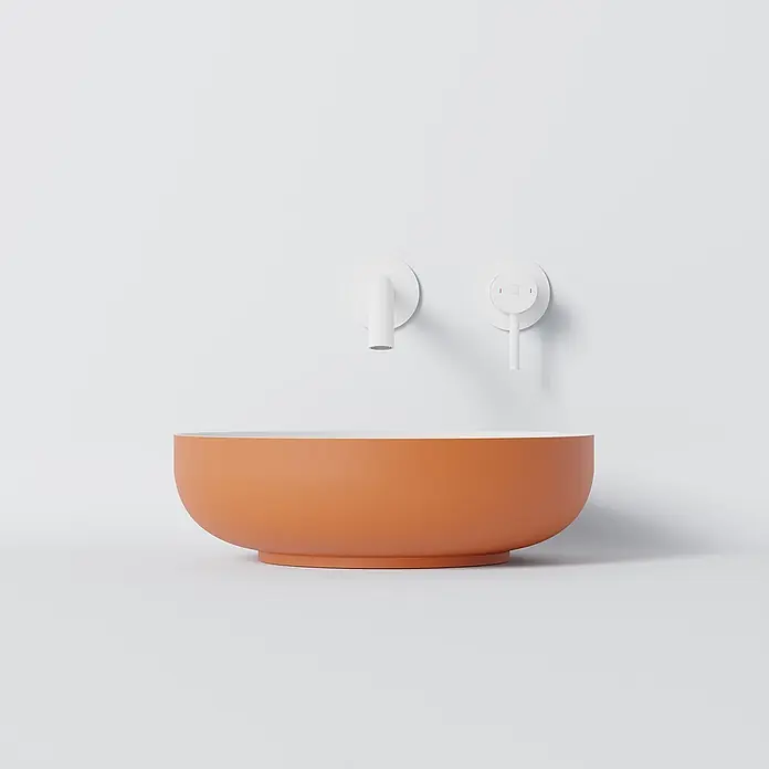 Vola Waschtisch - 0 x 0 cm - Terrakotta-Schalenwaschbecken mit weißer Innenseite, weißer Wandarmatur und Mischer.