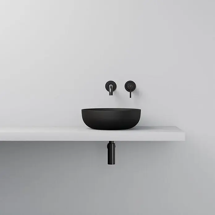 Vola Waschtisch - 0 x 0 cm - Schwarzes rundes Waschbecken, Wandarmatur und Siphon auf einer schwebenden Ablage.