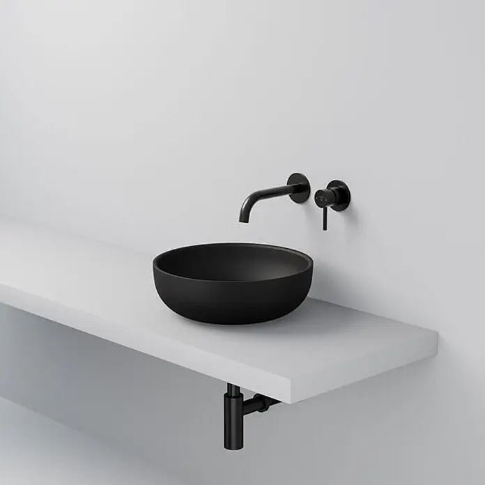 Vola Waschtisch - 0 x 0 cm - Schwarzes mattes Aufsatzwaschbecken mit passendem Wandhahn und sichtbarem Siphon.